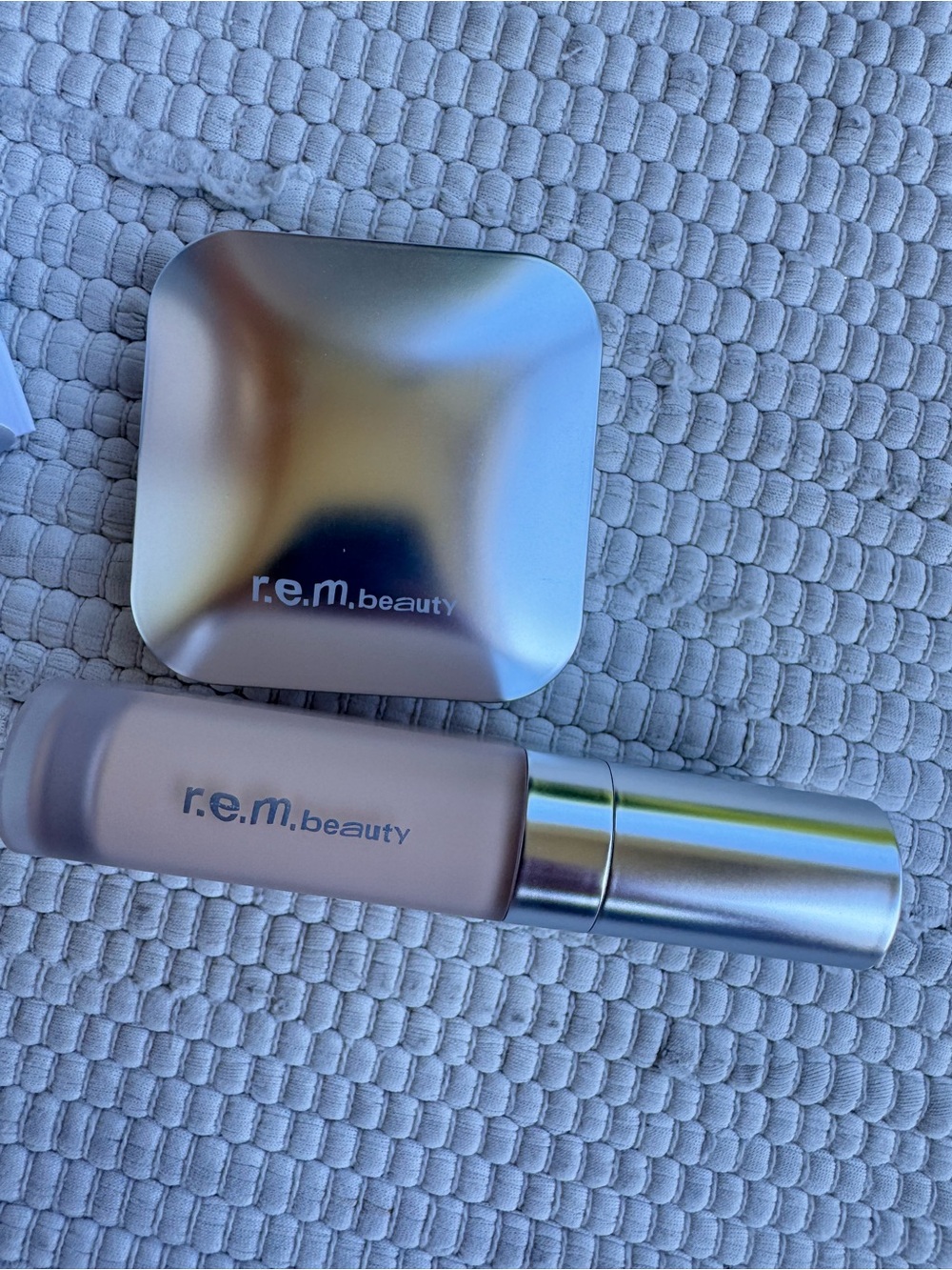 r.e.m. beauty Sweetener Foundation + Miss Venus Highlighter Bundle NIB - Picture 5 of 6